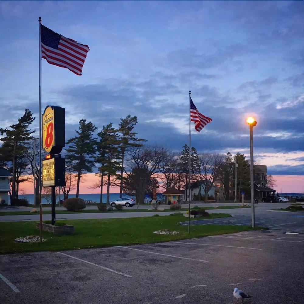 Super 8 By Wyndham Bridgeview Of Mackinaw City Eksteriør bilde
