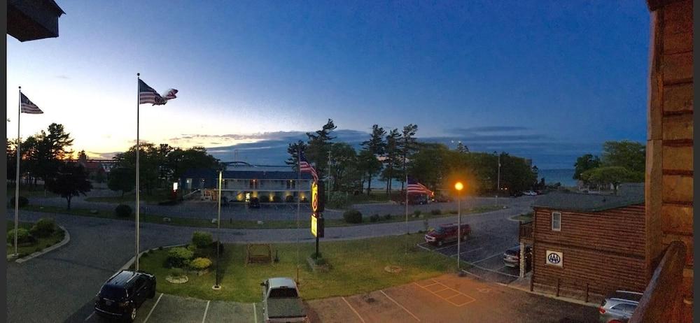 Super 8 By Wyndham Bridgeview Of Mackinaw City Eksteriør bilde