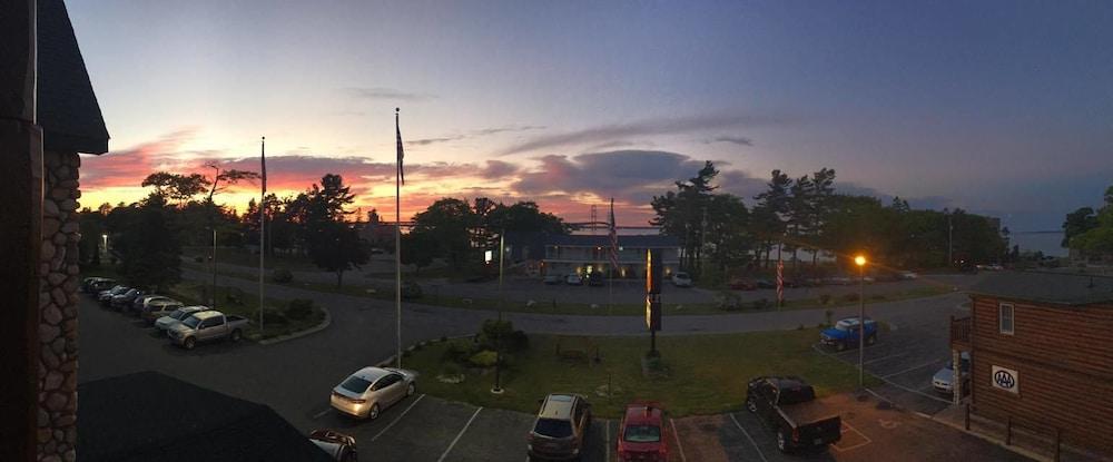 Super 8 By Wyndham Bridgeview Of Mackinaw City Eksteriør bilde