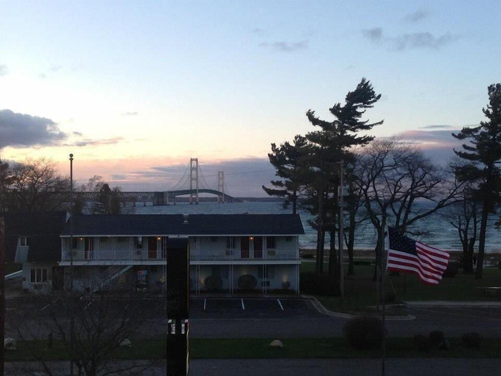 Super 8 By Wyndham Bridgeview Of Mackinaw City Eksteriør bilde