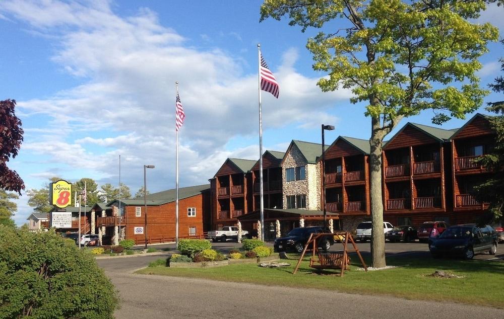 Super 8 By Wyndham Bridgeview Of Mackinaw City Eksteriør bilde