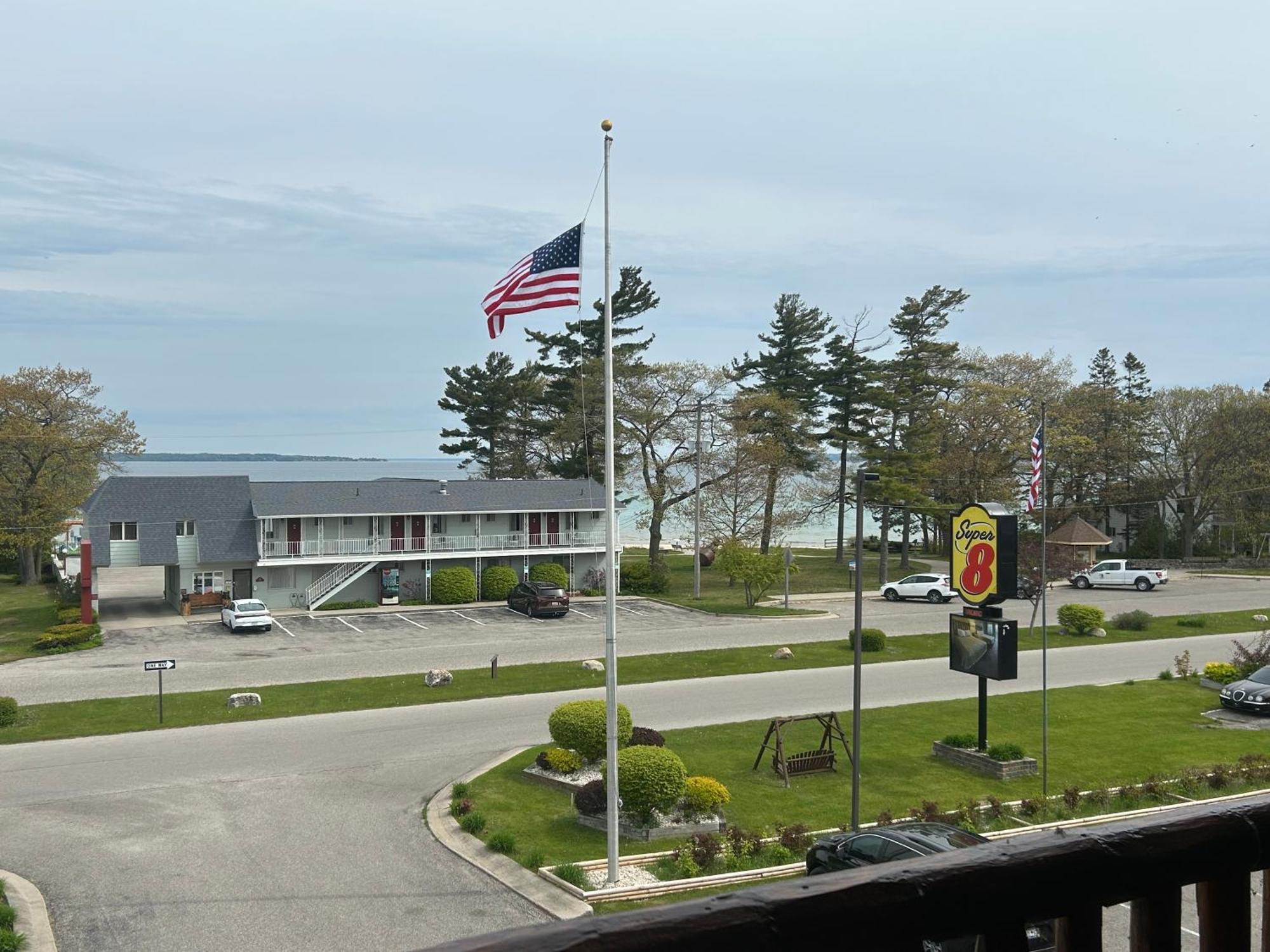 Super 8 By Wyndham Bridgeview Of Mackinaw City Eksteriør bilde