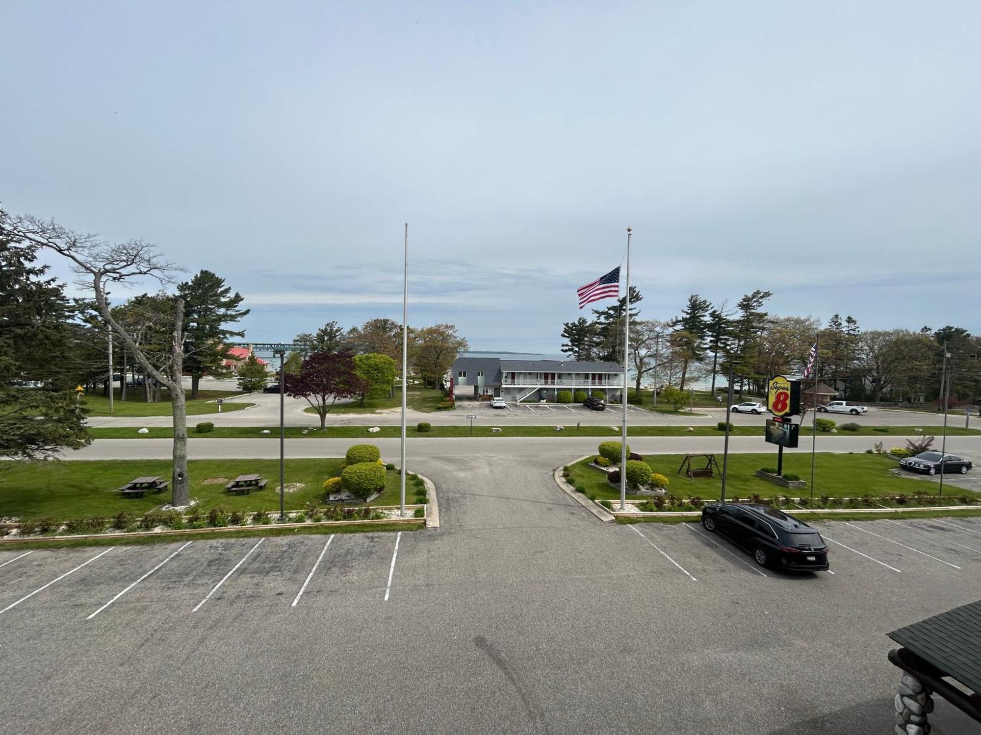 Super 8 By Wyndham Bridgeview Of Mackinaw City Eksteriør bilde