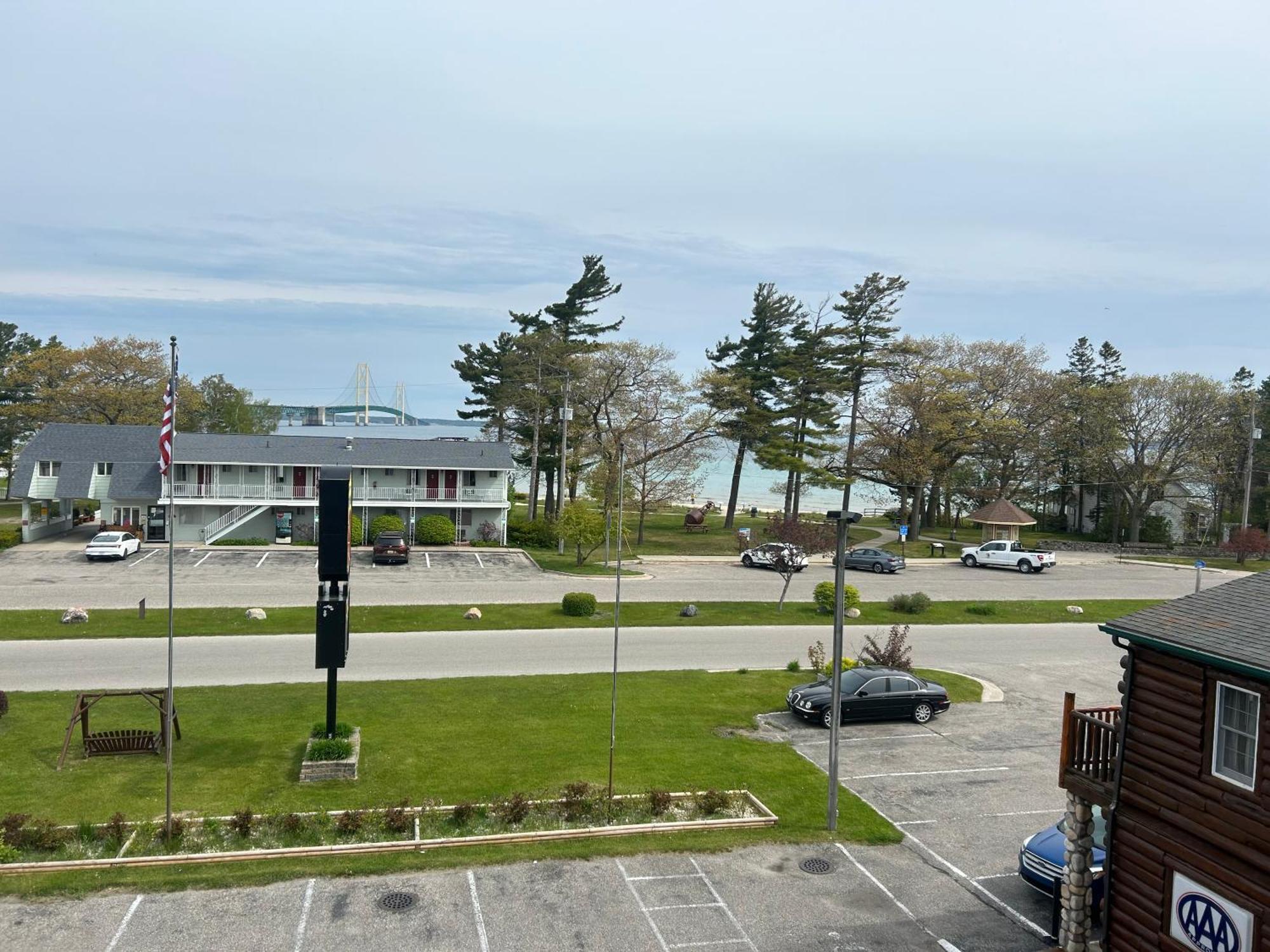 Super 8 By Wyndham Bridgeview Of Mackinaw City Eksteriør bilde