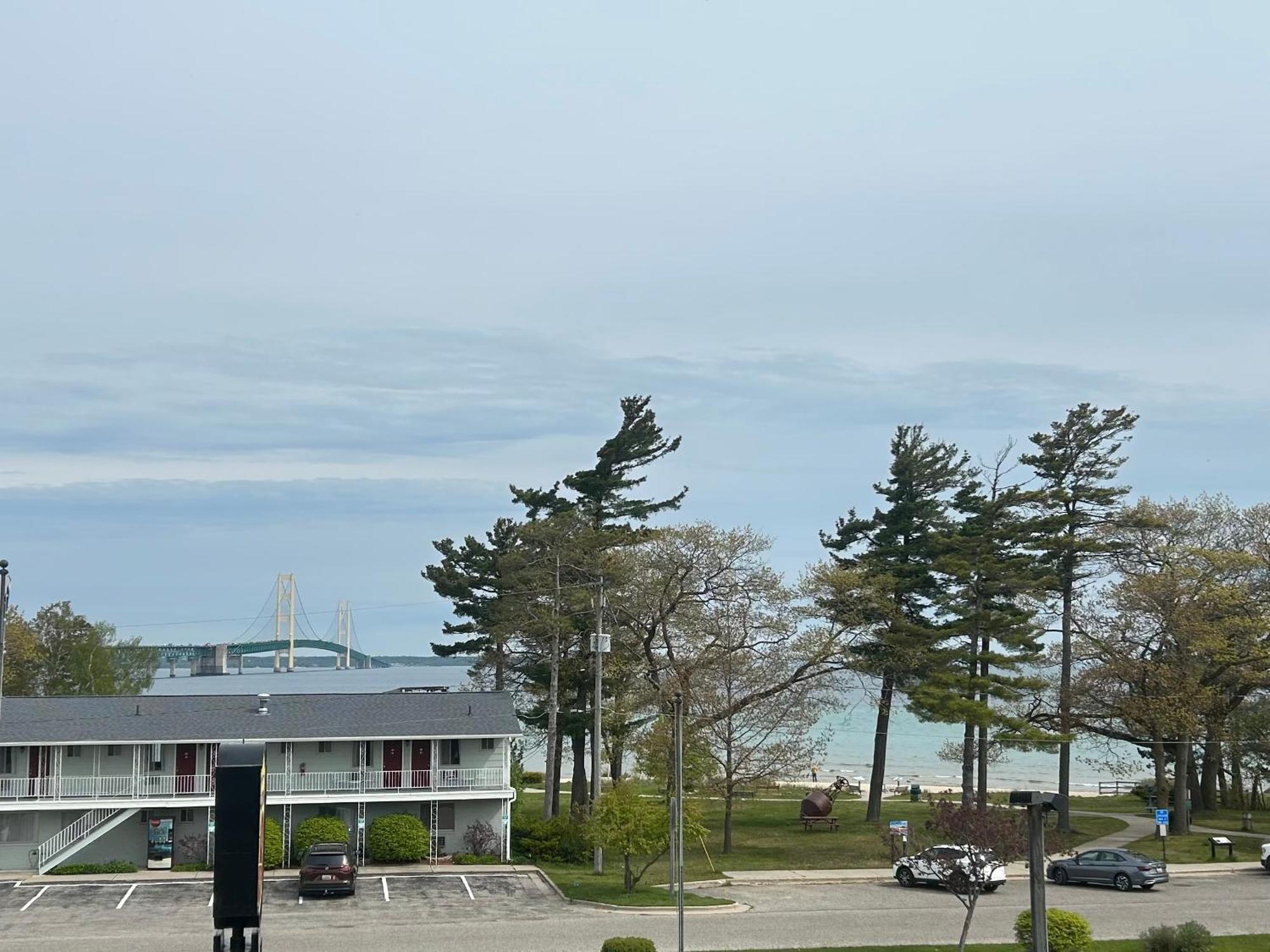 Super 8 By Wyndham Bridgeview Of Mackinaw City Eksteriør bilde